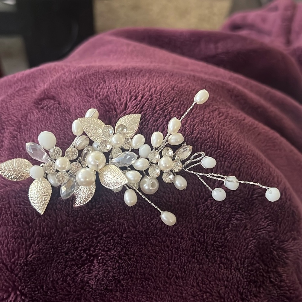 Crystal and pearl hear accessories! 4 total pieces.